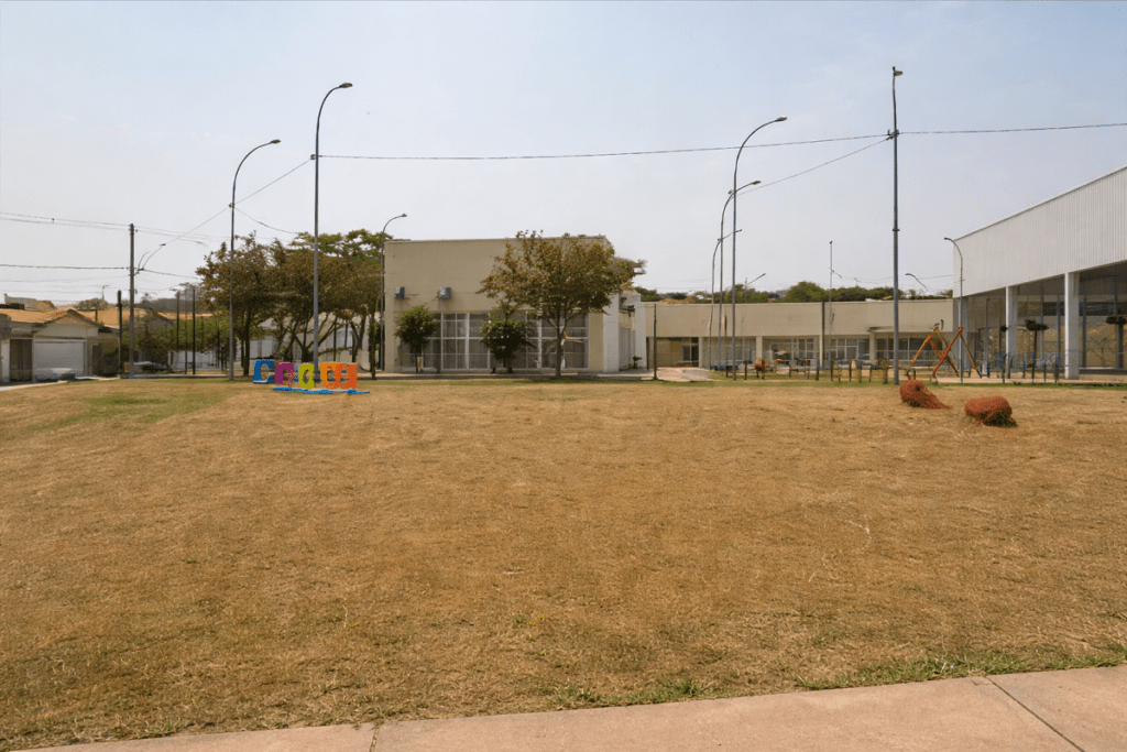 Fachada do CRAS III Itapira com área externa ampla, gramado e estrutura da unidade de atendimento social.