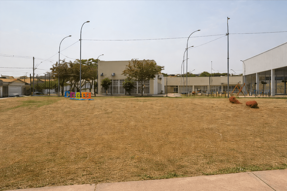 Fachada do CRAS III Itapira com área externa ampla, gramado e estrutura da unidade de atendimento social.