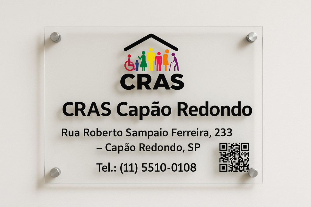 Imagem realista em alta resolução de uma placa de vidro identificando a unidade CRAS Capão Redondo. A placa está fixada em uma parede branca e apresenta o logotipo oficial do CRAS no topo, seguido pelo nome da unidade, endereço completo e telefone de contato. Há também um QR Code no canto inferior direito, direcionando o usuário para a página da unidade no site de agendamento do CRAS.