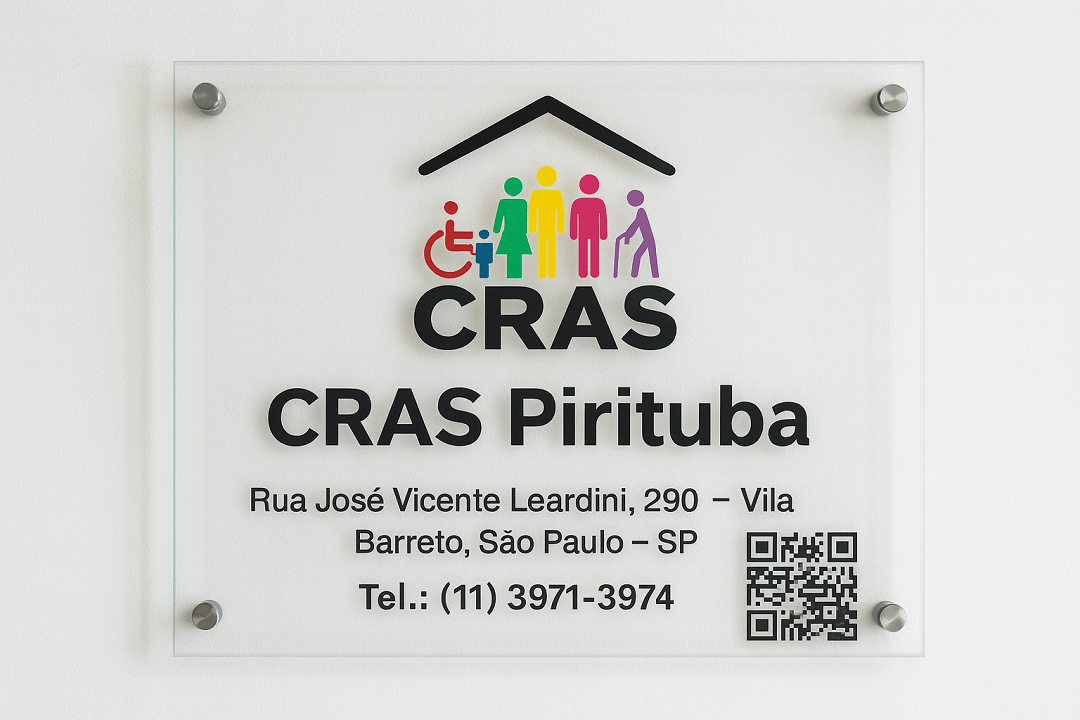 Placa de vidro do CRAS Pirituba com logotipo colorido do CRAS, endereço Rua José Vicente Leardini, 290 – Vila Barreto, São Paulo – SP, e telefone (11) 3971-3974, além de QR Code para acesso à página da unidade.